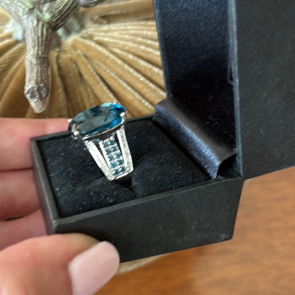 💙 London Blue Topaz Ring with White and Blue Topaz accents. Set in Sterling - Picture 7 of 8